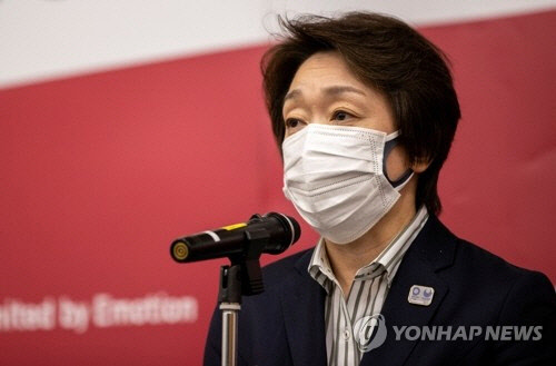 하시모토 세이코 신임 도쿄올림픽조직위원회 회장이 24일(현지시간) 도쿄에서 화상으로 IOC 집행위원회 회의에 참석한 뒤 기자회견을 하고 있다. 하시모토 회장은 이날 집행위원회에 처음으로 업무 진행 상황을 전달했다.    [로이터=도쿄 연합뉴스]